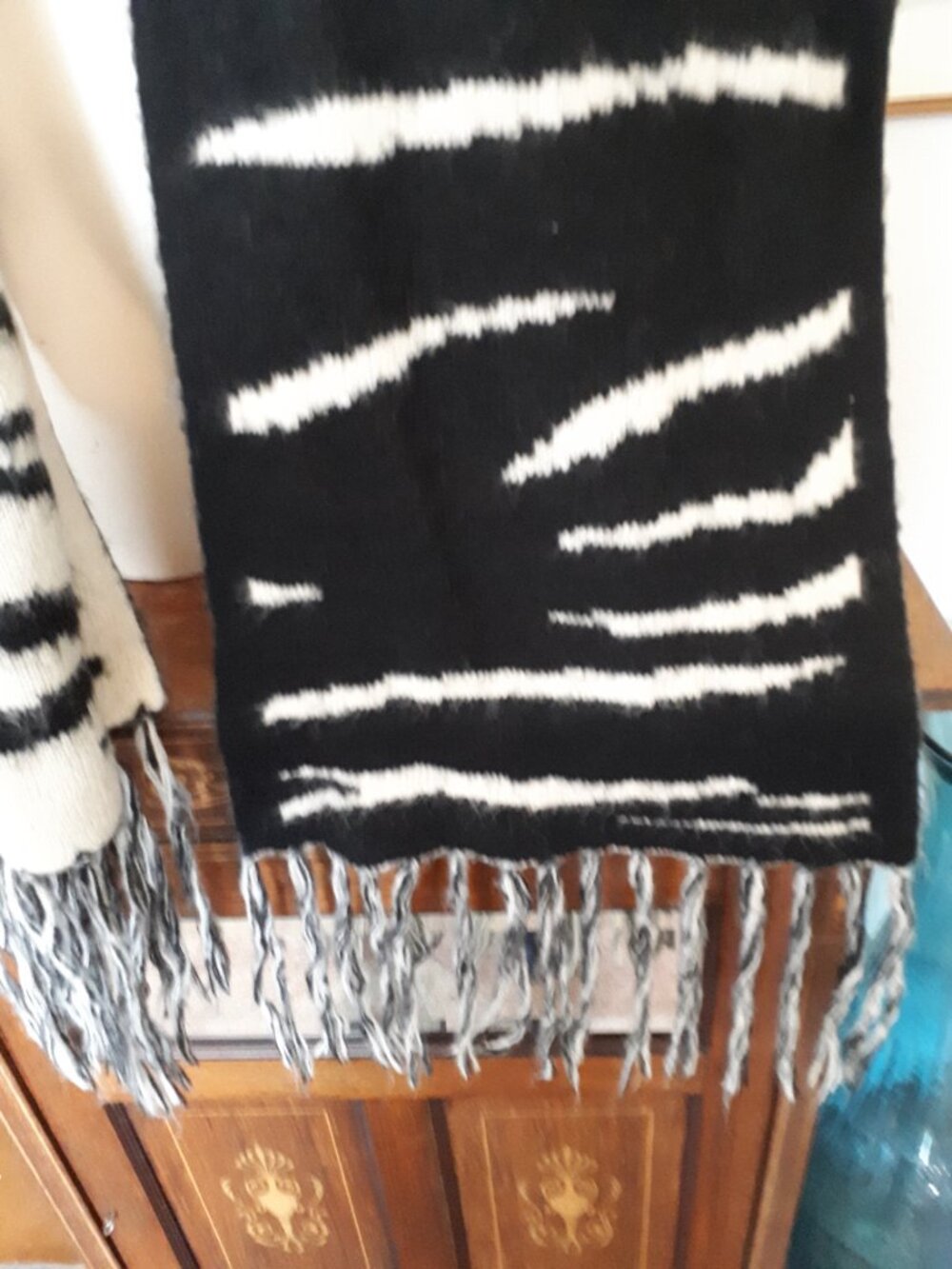 Sweater Coat with matching scarf - Size XL - Black & White Animal Print - Picture 7 of 10